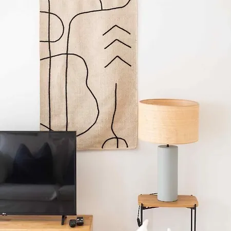 Spacious 1 Bed Studio In Lapa * Лиссабон